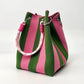 🏆👜🌴 Secchiello a righe in stile bohémien, lavorato a maglia – Borsa a tracolla artigianale perfetta per l'estate e la spiaggia 🧶☀️🏖️