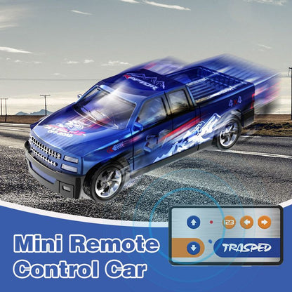 Auto telecomandata simulata in miniatura 1:6