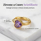 Orecchini huggie a cerchio dorati con zircone a cuore
