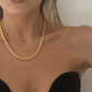 Collana da donna con catena a corda intrecciata che sfiora la clavicola