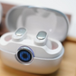 Auricolari wireless con traduzione in tempo reale tramite IA, riduzione del rumore, audio Hi-Fi, chiamate con triplo microfono, comandi touch, impermeabilità IPX5 e custodia di ricarica con LED