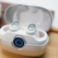 Auricolari wireless con traduzione in tempo reale tramite IA, riduzione del rumore, audio Hi-Fi, chiamate con triplo microfono, comandi touch, impermeabilità IPX5 e custodia di ricarica con LED